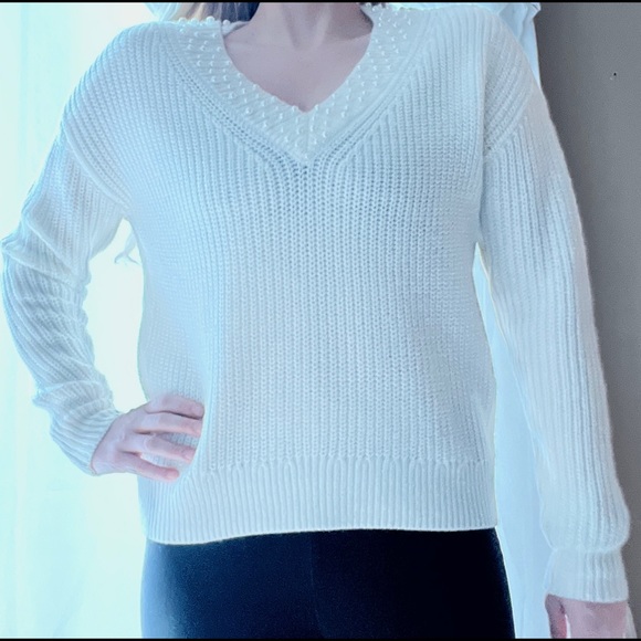 ❤️NWT.WHBM Cream V Neck Wool Sweater w. Pearls. SMALL. - Picture 4 of 12
